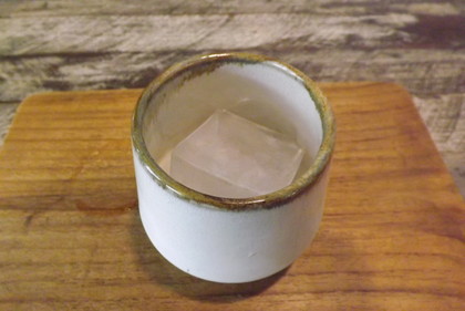 コールド・ブルーの氷の入ったカップ